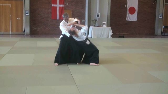 20 Сёменути Утикайтен Омоте Атеми (Растяжение)