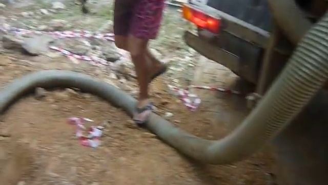 Илосос в Калуге откачивает ил из ямы