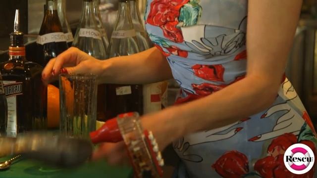 Dita Von Teese Shows How To Make a Cointreau Fizz Cocktail смотреть онлайн
