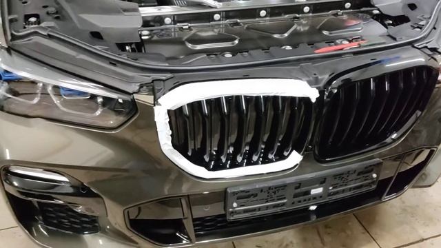 Установка решеток радиатора BMW X5 G05 M-PERFORMANCE shadow line черный глянец. смотреть онлайн