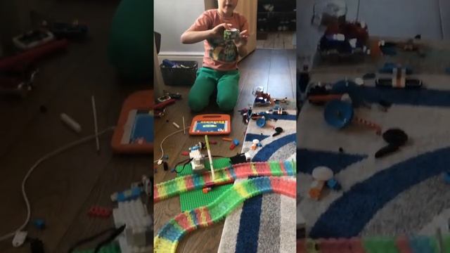 Super cool glowing tracks car sensor with LEGO boost connected to iPad смотреть онлайн