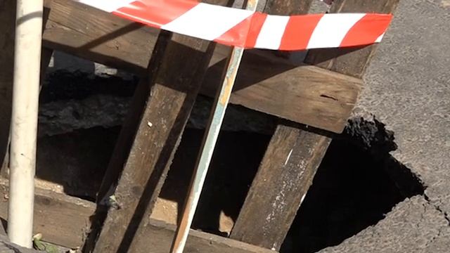 В микрорайоне Парковый на въезде во двор провалился асфальт смотреть онлайн