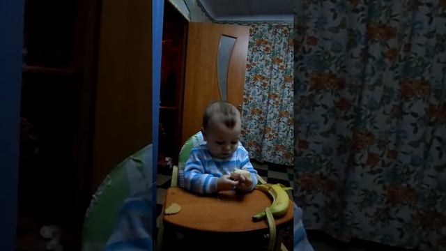 как ребенок ест банан в 7 мес. смотреть всем смотреть онлайн