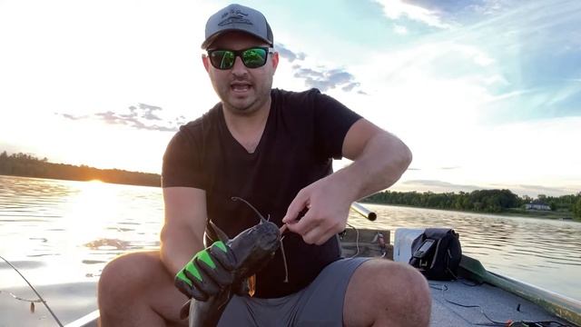 How to Hold & Unhook Catfish (Helpful Trick) смотреть онлайн