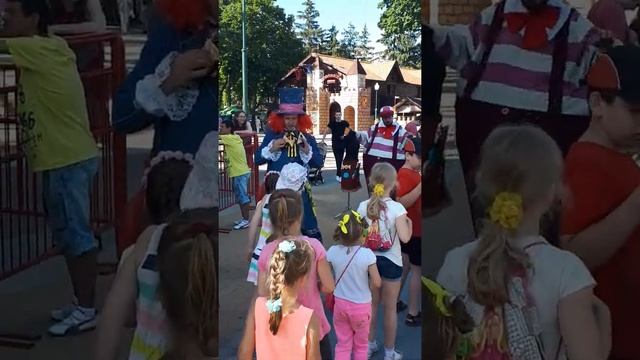 Шляпник и Алиса в парке Горького смотреть онлайн