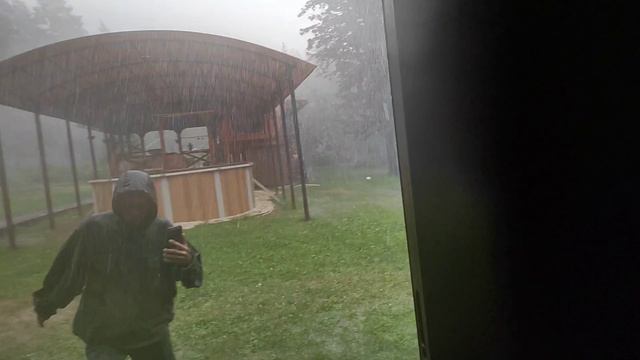 ливень, град за городом! смотреть онлайн