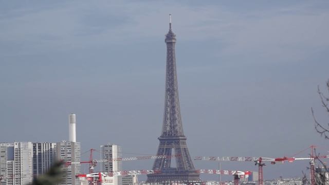 Sony Alpha 77 + Tamron 70-300 USD - Zoom On Eiffel Tower From 5 Km