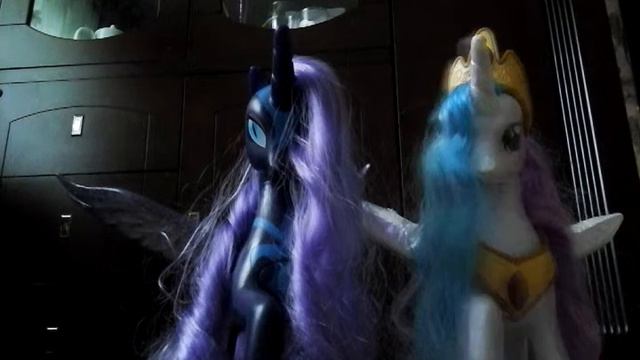 Пони Селестия и Луна разговаривают на улице смотреть онлайн