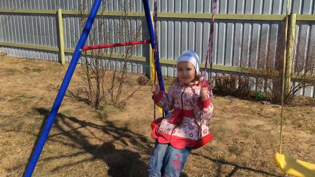 Дашенька качается на качелях.15.04.2018 год. смотреть онлайн