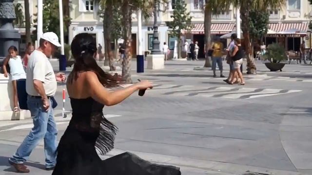 Танец Фламенко на площади в Кадисе, Испания. смотреть онлайн