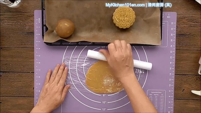 How to Make Traditional Mooncake Step by Step | Mykitchen101en смотреть онлайн