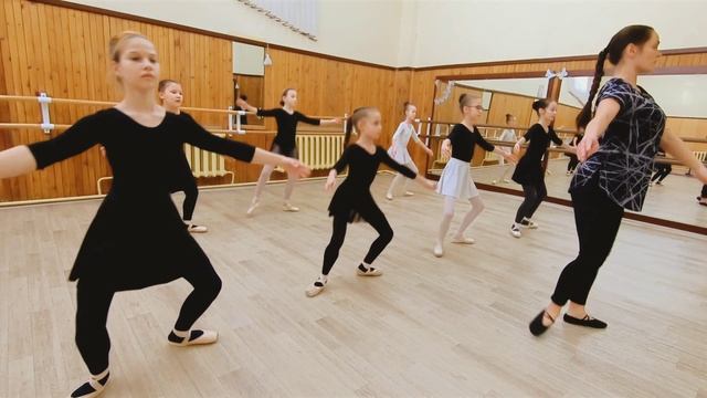 Занятие на пуантах,старшая группа.mp4