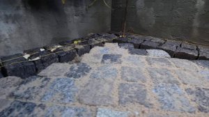 Брусчатка гранитная . Место для подкола брусчатки гильотиной . Уроки Мостовая Ру.