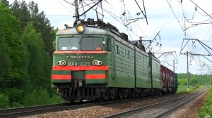 "Зеленый Ярославец". ВЛ11-025/030 Б с грузовым поездом