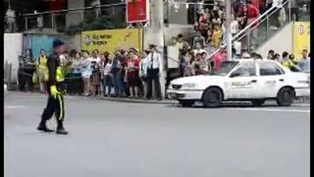 Танцующий регулировщик.flv смотреть онлайн