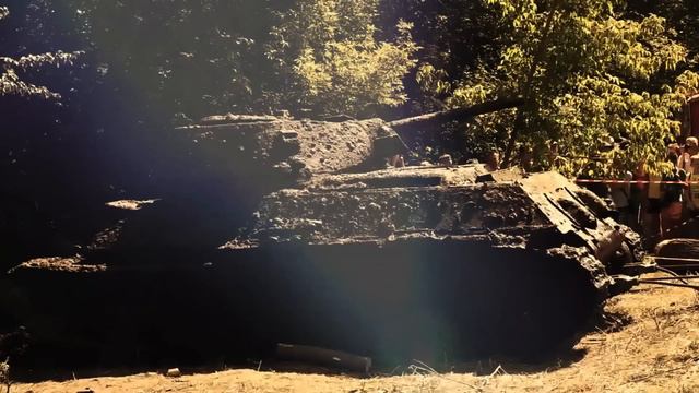 Только вылезло дуло и сразу же стало ясно - это чрезвычайно редкая версия Т - 34. Как это возможно? смотреть онлайн
