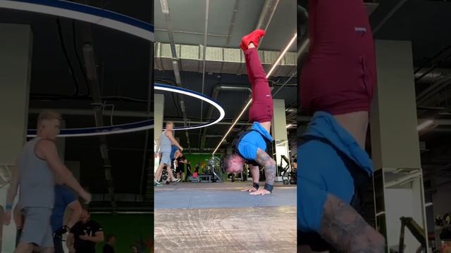 СТОЙКА НА РУКАХ ? отжимания с весом!!!? #acrobatics #handstand #reaction смотреть онлайн