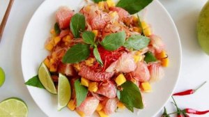 Сладкое или горькое: как правильно выбрать и съесть помело?