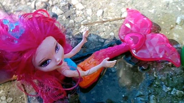 Аня на рыбалке с русалочкой. Готовит суп русалочке из ракушек. Рыба для кошек / Colibri Art