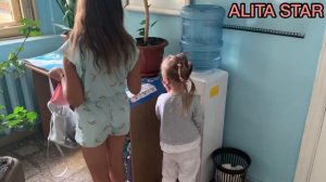Алита и сестра на приеме у детского доктора в детской поликлинике .   О прививках справка