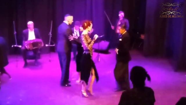Disfruta ! Dos parejas bailando La Cumparsita con orquesta de tango . Espacio URDA смотреть онлайн