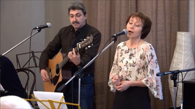 Елена Юдина - "Вот так она любит меня" (Б.Окуджава), гитара - Марк Оффен смотреть онлайн