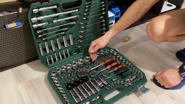 Она заняла всю нашу комнату! смотреть онлайн