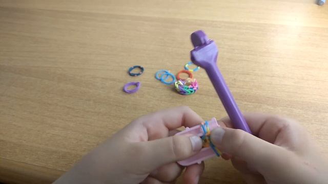 Плетение разноцветного браслета (кольца) из резинок Rainbow Loom "Рыбий хвост" смотреть онлайн