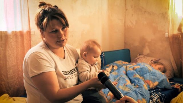 Одна с детьми из под бомбежек. Почему многодетная мама остаётся в Украине // Хлеб_Солъ смотреть онлайн