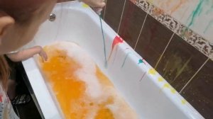 Челлендж в ванной искупай сестренку. Красим ванну для младшей сестрёнки| baby