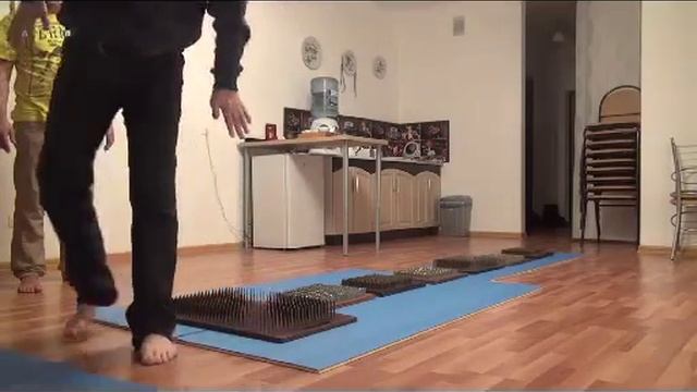 Вариант 1- проход по дорожке из досок с гвоздями. смотреть онлайн