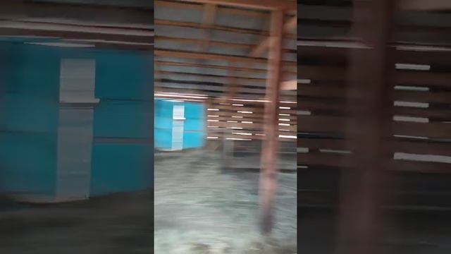 Убираю навоз показываю внутренний мир в сарае(ферме) смотреть онлайн