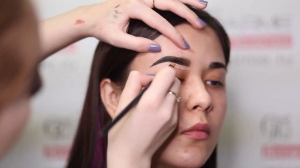 Урок макияжа от Charme: Лайнер для бровей  "Natural Finish"