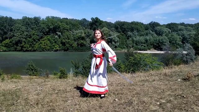 Фланкировка. Девушки фланкируют шашками. Russian girls dance with Russian swords "Shashka". смотреть онлайн