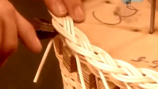 Как делают плетенные изделия из ротанговой пальмы смотреть онлайн