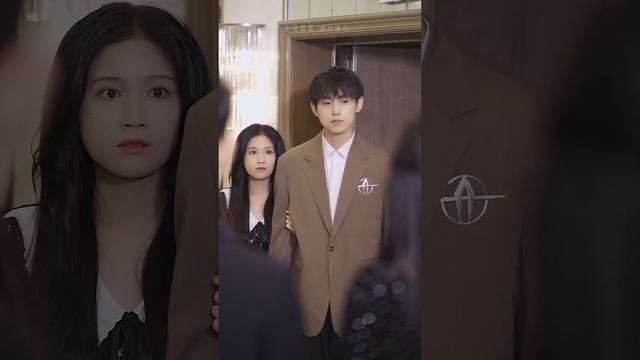 心機女為了追求男神，竟當眾誣陷他的女友偷了婚戒，還好有總裁姊姊出面證明清白！ 【麥子七】 смотреть онлайн