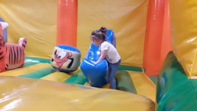Гуляем в развлекательном центре "Карамелька", Минск. Множество батутов, забавная игра-стрелялка. смотреть онлайн