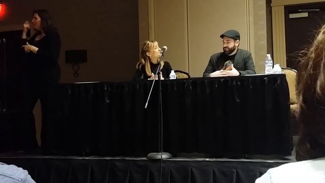 Allison Mack Panel Clip смотреть онлайн