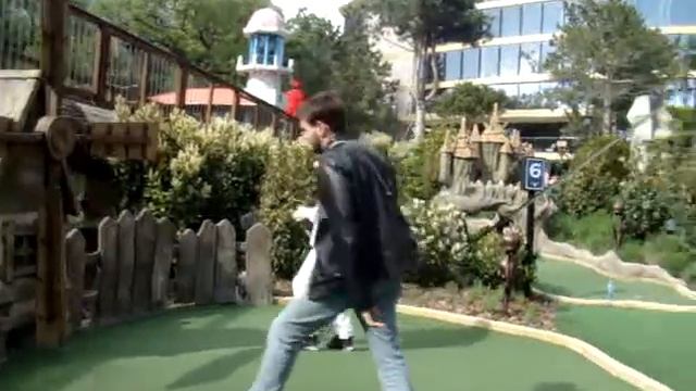 Игра в гольф на мини поле для гольфа в парке "Дримвуд" в отеле " Мрия". Yalta смотреть онлайн