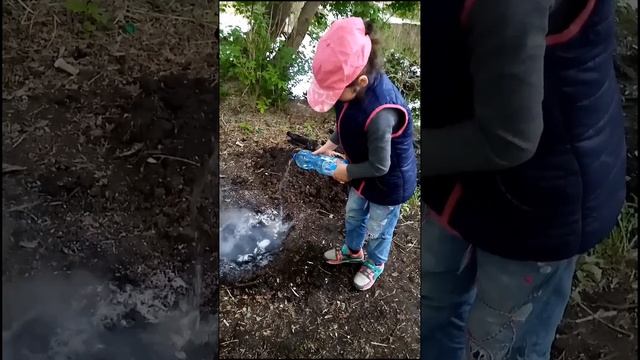 ???? Семейный пикник на берегу речки ? #shorts ? Шашлык, природа, речка (Часть 22) смотреть онлайн