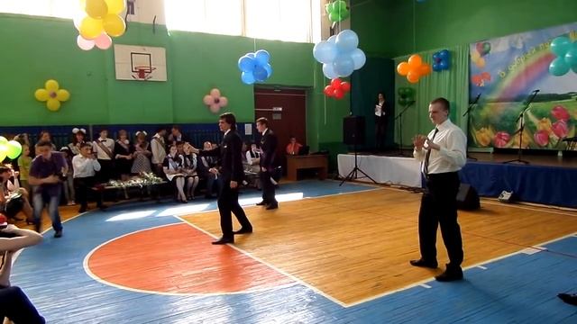 парни офигенно отожгли на последнем звонке:D смотреть онлайн