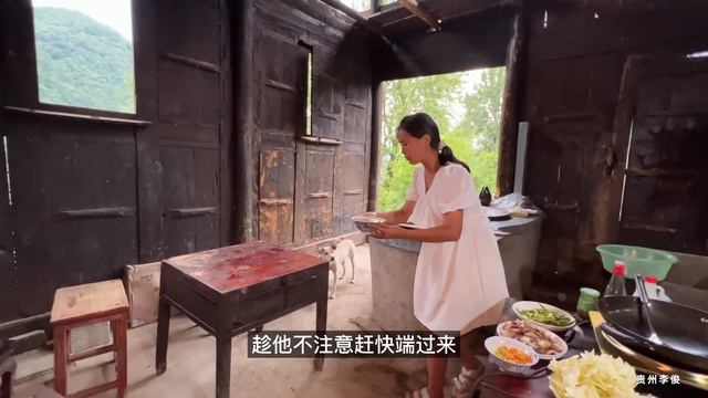 农村女孩不顾外人的冷嘲热讽，执意和男朋友到大山里买烂房子改造，过神仙生活 смотреть онлайн