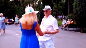 А НА ГУБАХ ПОМАДА...