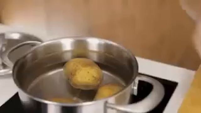 Как быстро очистить вареный картофель для салата? смотреть онлайн