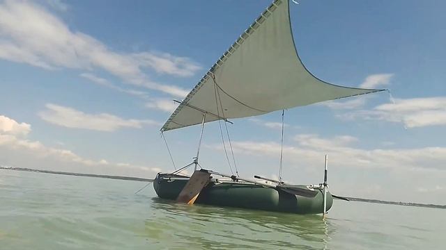 Лодка ПВХ под парусом вид с воды смотреть онлайн