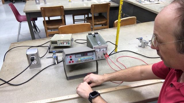 How to use a multimeter to measure current and voltage смотреть онлайн