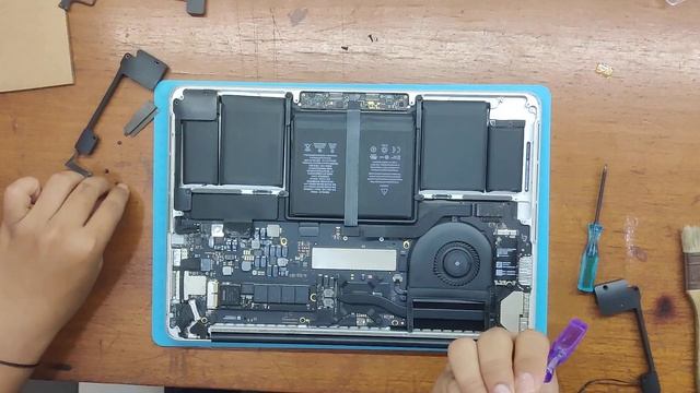 Macbook Pro Retina 13 inch 2015 A1502 Speaker Replacement смотреть онлайн