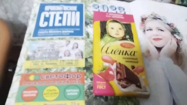 как вам дама с картинки и шиколадка  я с плоншета с нимаю ??????????