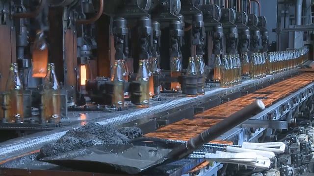 Manufacturing process of a glass bottle || Machines and Industry смотреть онлайн