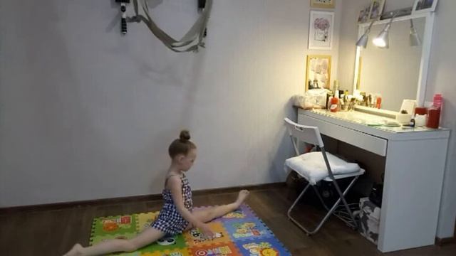 домашняя разминка/гимнастика 6 лет/шпагат/колесо//Варюшкины дни смотреть онлайн